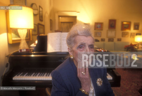 Milan, 1994. Italian soprano Gina Cigna in her house / Milano, 1994. Il soprano Gina Cigna nella sua casa - ©Marcello Mencarini/Rosebud2