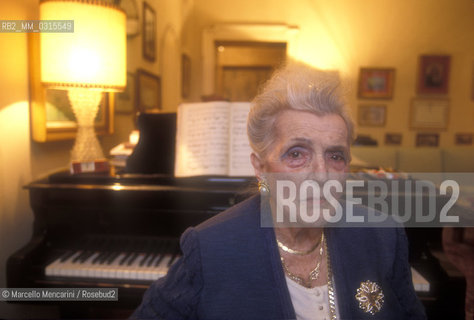 Milan, 1994. Italian soprano Gina Cigna in her house / Milano, 1994. Il soprano Gina Cigna nella sua casa - ©Marcello Mencarini/Rosebud2