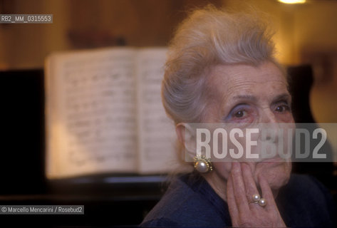 Milan, 1994. Italian soprano Gina Cigna in her house / Milano, 1994. Il soprano Gina Cigna nella sua casa - ©Marcello Mencarini/Rosebud2