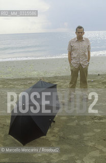 Venice, 1982. Italian composer Aldo Clementi holding an umbrella on the Lido seashore/ Venezia, 1982. Il compositore Aldo Clementi sulla spiaggia del Lido con un ombrello - ©Marcello Mencarini/Rosebud2