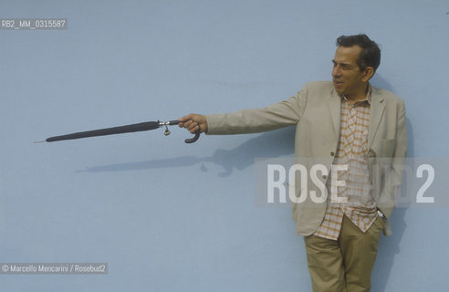 Venice, 1982. Italian composer Aldo Clementi holding an umbrella / Venezia, 1982. Il compositore Aldo Clementi con un ombrello - ©Marcello Mencarini/Rosebud2