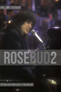 Sanremo Music Festival 1991. Italian singer-songwriter Riccardo Cocciante performing Se Stiamo Insieme, winning song of the Festival / Festivald di Sanremo 1991 . Riccardo Cocciante canta Se Stiamo Insieme, canzone vincitrice del Festival - ©Marcello Mencarini/Rosebud2