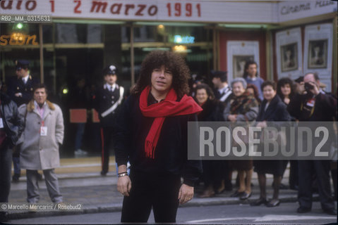 Sanremo Music Festival 1991. Italian singer-songwriter Riccardo Cocciante -winner of the Festival with the song Se Stiamo Insieme- in front of the Ariston Theater / Festivald di Sanremo 1991 . Il cantante Riccardo Cocciante -vincitore del Festival con la canzone Se Stiamo Insieme- davanti al Teatro Ariston - ©Marcello Mencarini/Rosebud2