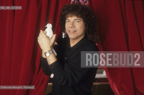 Sanremo Music Festival 1991. Italian singer-songwriter Riccardo Cocciante, Festival winner with the song Se Stiamo Insieme / Festivald di Sanremo 1991 . Il cantante Riccardo Cocciante, vincitore del Festival con la canzone Se stiamo insieme - ©Marcello Mencarini/Rosebud2