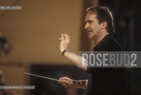 Spoleto Festival of Two Worlds 1995. American conductor James Conlon during the rehearsal of Festival closing concert: Verdis Requiem performed by Spoleto Festival Orchestra / Festival dei due mondi di Spoleto 1995. Il direttore dorchestra James Conlon durante le prove del concerto di chiusura del Festival: il Requiem di Verdi eseguito dalla Spoleto Festival Orchestra - ©Marcello Mencarini/Rosebud2