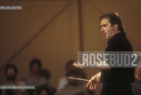 Spoleto Festival of Two Worlds 1995. American conductor James Conlon during the rehearsal of Festival closing concert: Verdis Requiem performed by Spoleto Festival Orchestra / Festival dei due mondi di Spoleto 1995. Il direttore dorchestra James Conlon durante le prove del concerto di chiusura del Festival: il Requiem di Verdi eseguito dalla Spoleto Festival Orchestra - ©Marcello Mencarini/Rosebud2
