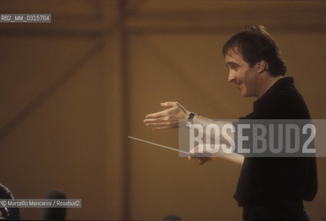 Spoleto Festival of Two Worlds 1995. American conductor James Conlon during the rehearsal of Festival closing concert: Verdis Requiem performed by Spoleto Festival Orchestra / Festival dei due mondi di Spoleto 1995. Il direttore dorchestra James Conlon durante le prove del concerto di chiusura del Festival: il Requiem di Verdi eseguito dalla Spoleto Festival Orchestra - ©Marcello Mencarini/Rosebud2