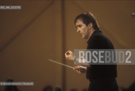 Spoleto Festival of Two Worlds 1995. American conductor James Conlon during the rehearsal of Festival closing concert: Verdis Requiem performed by Spoleto Festival Orchestra / Festival dei due mondi di Spoleto 1995. Il direttore dorchestra James Conlon durante le prove del concerto di chiusura del Festival: il Requiem di Verdi eseguito dalla Spoleto Festival Orchestra - ©Marcello Mencarini/Rosebud2