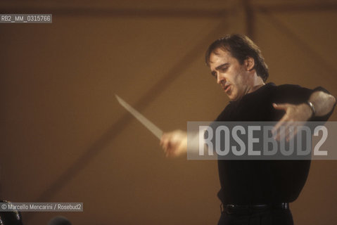 Spoleto Festival of Two Worlds 1995. American conductor James Conlon during the rehearsal of Festival closing concert: Verdis Requiem performed by Spoleto Festival Orchestra / Festival dei due mondi di Spoleto 1995. Il direttore dorchestra James Conlon durante le prove del concerto di chiusura del Festival: il Requiem di Verdi eseguito dalla Spoleto Festival Orchestra - ©Marcello Mencarini/Rosebud2