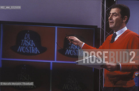 Rome, 1985. Italian journalist Roberto Costa during the tv program Di tasca nostra (From Our Own Pocket), created by himself with Tito Cortese / Roma, 1985. il giornalista Roberto Costa durante il programma televisivo Di tasca nostra, da lui ideato con Tito Cortese - ©Marcello Mencarini/Rosebud2