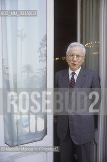 Rome, 1985. President of the Italian Republic Francesco Cossiga opening a door of his official residence, the Quirinale Palace / Roma, 1985. Il presidente della Repubblica Francesco Cossiga apre una porta del palazzo del Quirinale, sua residenza ufficiale - ©Marcello Mencarini/Rosebud2