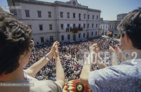 Tempio Pausania, 1985. Francesco Cossiga visiting his congressional district in Sardinia after his election as a President of the Italian Republic / Tempio Pausania 1985. Francesco Cossiga visita il suo collegio elettorale in Sardegna dopo lelezione a presidente della repubblica italiana - ©Marcello Mencarini/Rosebud2