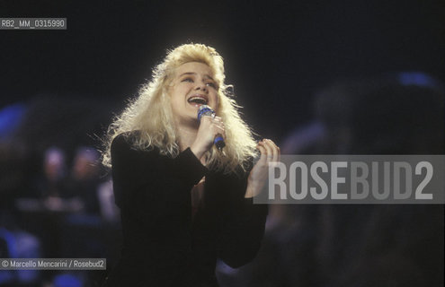 Sanremo Music Festival 1990. American pop singer Nikka Costa performing the song All for the Love, English version of Vattene Amore sung by Amedeo Minghi and Mietta / Festival di Sanremo 1990. Nikka Costa canta , versione inglese di Vattene Amore cantata da Amedeo Minghi e Mietta- ©Marcello Mencarini/Rosebud2