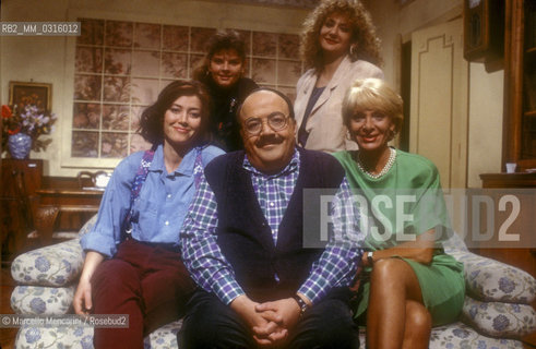 Rome, 1989. Actresses Sabina Guzzanti, Ingrid Schoeller, Linda Celani, Monica Scattini and Italian TV presenter Maurizio Costanzo on the set of the TV movie Ovidio / Roma, 1989. Le attrici Sabina Guzzanti, Ingrid Schoeller, Linda Celani, Monica Scattini e Maurizio Coatanzo, presentatore TV, sul set sel telefilm Ovidio - ©Marcello Mencarini/Rosebud2