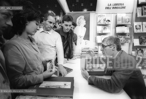 Lucca Comics 1984. Italian cartoonist Guido Crepax presenting his graphic novel Venus in Furs / Salone del fumetto di Lucca 1984. Il disegnatore di fumetti Guido Crepax mentre presenta il suo libro Venere in pelliccia - ©Marcello Mencarini/Rosebud2
