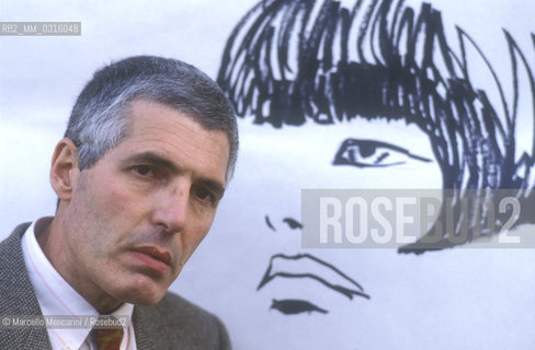 Lucca Comics 1984. Italian cartoonist Guido Crepax posing next to a drawing of his character Valentina / Salone del fumetto di Lucca 1984. Il disegnatore di fumetti Guido Crepax posa accanto a un disegno del suo personaggio Valentina - ©Marcello Mencarini/Rosebud2