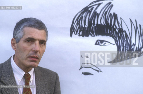 Lucca Comics 1984. Italian cartoonist Guido Crepax posing next to a drawing of his character Valentina / Salone del fumetto di Lucca 1984. Il disegnatore di fumetti Guido Crepax posa accanto a un disegno del suo personaggio Valentina - ©Marcello Mencarini/Rosebud2