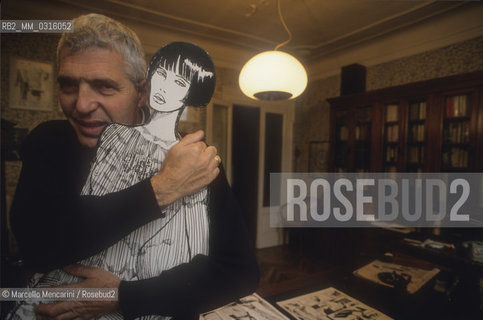 Milan, 1993. Italian cartoonist Guido Crepax in his studio hugging an outline of his character Valentina / Milano, 1993. Il fumettista Guido Crepax nel suo studio mentre abbraccia una sagoma del suo personaggio Valentina - ©Marcello Mencarini/Rosebud2