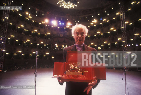 Venice, La Fenice Theater, 1995. American choreographer Merce Cunningham holding the Golden Lion for Lifetime Achievement awarded to him by Dance Venice Biennale / Venezia, Teatro La Fenice,1995. Il coreografo Merce Cunningham con il Leone doro alla carriera assegnatogli dalla Biennale Danza - ©Marcello Mencarini/Rosebud2