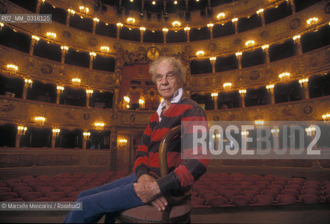 Venice, La Fenice Theater, 1995. American choreographer Merce Cunningham, in Venice to receive the Golden Lion Award for Lifetime Achievement by Dance Venice Biennale / Venezia, Teatro La Fenice,1995. Il coreografo Merce Cunningham, a Venezia per ricevere il Leone doro alla carriera dalla Biennale Danza - ©Marcello Mencarini/Rosebud2
