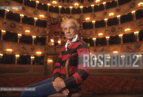 Venice, La Fenice Theater, 1995. American choreographer Merce Cunningham, in Venice to receive the Golden Lion Award for Lifetime Achievement by Dance Venice Biennale / Venezia, Teatro La Fenice,1995. Il coreografo Merce Cunningham, a Venezia per ricevere il Leone doro alla carriera dalla Biennale Danza - ©Marcello Mencarini/Rosebud2