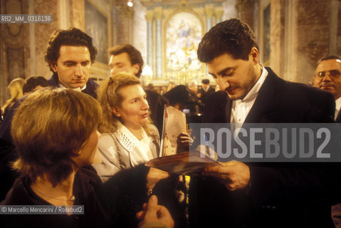 Rome, Basilica of Santa Maria degli Angeli (Saint Mary of the Angels), 1999. Argentinian tenor opera singer José Cura signing autographs / Il tenore José Cura mentre firma autografi - ©Marcello Mencarini/Rosebud2