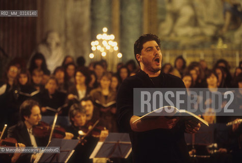 Rome, Basilica of Santa Maria degli Angeli (Saint Mary of the Angels), 1999. Argentinian tenor opera singer José Cura performing a rehearsal / Il tenore José Cura durante una prova - ©Marcello Mencarini/Rosebud2