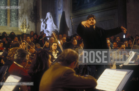 Rome, Basilica of Santa Maria degli Angeli (Saint Mary of the Angels), 1999. Argentinian tenor opera singer José Cura performing a rehearsal / Il tenore José Cura durante una prova - ©Marcello Mencarini/Rosebud2