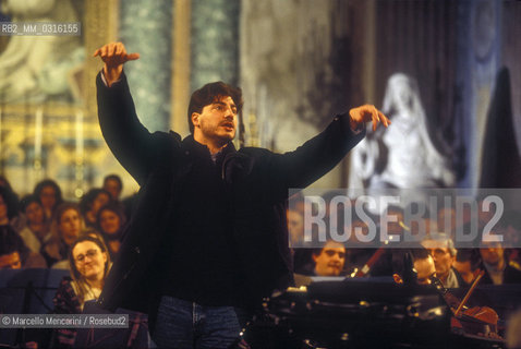 Rome, Basilica of Santa Maria degli Angeli (Saint Mary of the Angels), 1999. Argentinian tenor opera singer José Cura performing a rehearsal / Il tenore José Cura durante una prova - ©Marcello Mencarini/Rosebud2