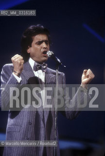 Sanremo Music festival 1987. Italian pop singer Toto Cutugno performing the song Figli, that will finish second / Festival di Sanremo 1987. Toto Cutugno canta la canzone Figli, che si classificherà al secondo posto - ©Marcello Mencarini/Rosebud2