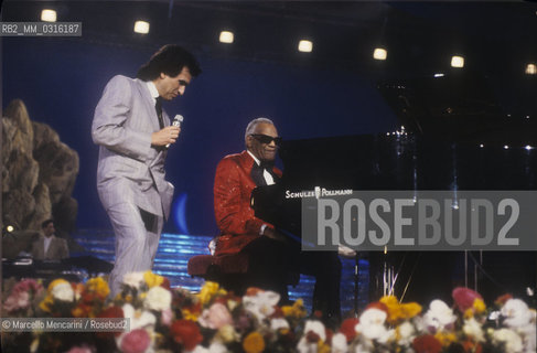 Sanremo Music Festival 1990. Italian pop singer Toto Cutugno performing with ray Charles the song Gli amori (Good Love Gone Bad) / Festival di Sanremo 1990. Toto Cutugno canta con Ray Charles la canzone Gli amori (Good Love Gone Bad), che si classificherà al secondo posto - ©Marcello Mencarini/Rosebud2