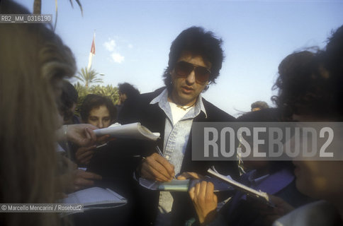 Sanremo Music Festival 1990. Italian pop singer Toto Cutugno, finished in second place with the song Gli amori, signing autographs / Festival di Sanremo 1990. Il cantante Toto Cutugno, classificato al secondo posto con la canzone Gli amori, firma autografi ai suoi fans - ©Marcello Mencarini/Rosebud2
