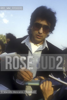 Sanremo Music Festival 1990. Italian pop singer Toto Cutugno, finished in second place with the song Gli amori, signing autographs / Festival di Sanremo 1990. Il cantante Toto Cutugno, classificato al secondo posto con la canzone Gli amori, firma autografi ai suoi fans - ©Marcello Mencarini/Rosebud2
