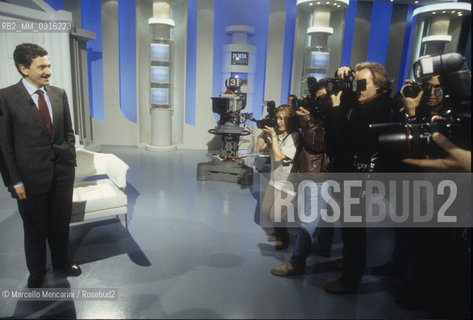 Rome, 1996. Italian politician Massimo DAlema, secretary of the Democratic Party of the Left (in Italian: Partito Democratico della Sinistra, PDS), participating in the TV show Porta a Porta shot by photographers / Roma, 1996. Il politico massimo DAlema, segretario del partito Democratico della Sinistra (PDS), alla trasmissione TV Porta a porta ripreso dai fotografi - ©Marcello Mencarini/Rosebud2