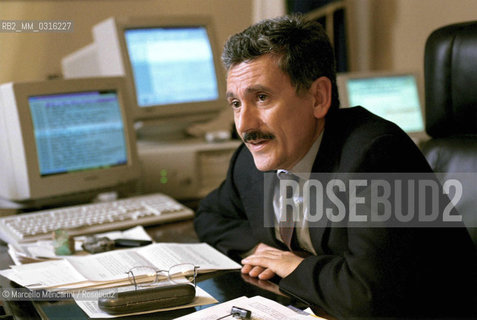 Rome, November 10, 1999. Italian Prime Minister Massimo Dalema in his office at Palazzo Chigi / Roma, 10 Novembre 1999. Il Presidente del Consiglio Massimo DAlema nel suo ufficio a Palazzo Chigi - ©Marcello Mencarini/Rosebud2