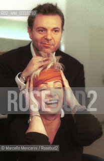 Rome, November 1999. Hairdresser Roberto DAntonio with TV presenter Enrica Bonaccorti in his hair salon  / Roma, novembre 1999. Il parrucchiere Roberto DAntonio nel suo salone con la presentatrice TV Enrica Bonaccorti - ©Marcello Mencarini/Rosebud2