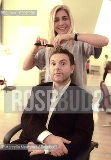 Rome, November 1999. Hairdresser Roberto DAntonio with TV presenter Mara Venier in his hair salon  / Roma, novembre 1999. Il parrucchiere Roberto DAntonio nel suo salone con la presentatrice TV Mara Venier - ©Marcello Mencarini/Rosebud2