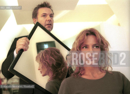 Rome, November 1999. Hairdresser Roberto DAntonio in his hair salon with actress Giuliana De Sio  / Roma, novembre 1999. Il parrucchiere Roberto DAntonio nel suo salone con lattrice Giuliana De Sio - ©Marcello Mencarini/Rosebud2
