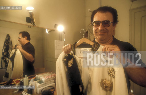 Italian operatic basso Enzo Dara in his dressing room, 1992/ Il basso-baritono Enzo Dara nel suo camerino, 1992 - ©Marcello Mencarini/Rosebud2