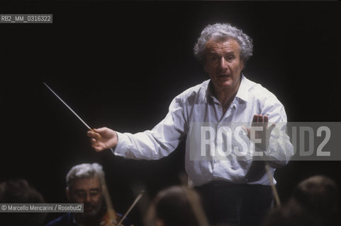 British conductor Colin Davis performing a rehearsal (1991) / Il direttore dorchestra Colin Davis durante una prova (1991) - ©Marcello Mencarini/Rosebud2