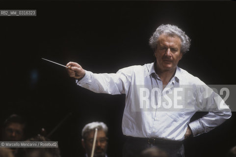British conductor Colin Davis performing a rehearsal (1991) / Il direttore dorchestra Colin Davis durante una prova (1991) - ©Marcello Mencarini/Rosebud2