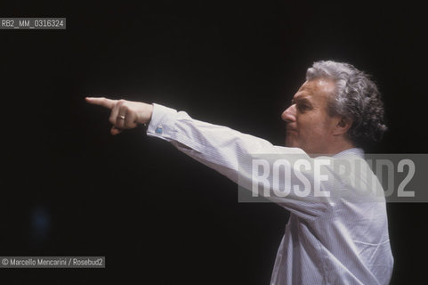 British conductor Colin Davis performing a rehearsal (1991) / Il direttore dorchestra Colin Davis durante una prova (1991) - ©Marcello Mencarini/Rosebud2