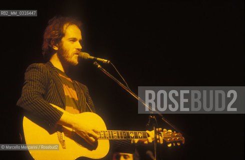 Rome, about 1985. Italian singer and songwriter Francesco De Gregori performing / Roma, 1985 circa. Il cantante Francesco De Gregori in concerto - ©Marcello Mencarini/Rosebud2