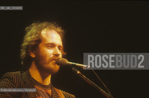 Rome, about 1985. Italian singer and songwriter Francesco De Gregori performing / Roma, 1985 circa. Il cantante Francesco De Gregori in concerto - ©Marcello Mencarini/Rosebud2