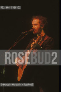Rome, about 1985. Italian singer and songwriter Francesco De Gregori performing / Roma, 1985 circa. Il cantante Francesco De Gregori in concerto - ©Marcello Mencarini/Rosebud2