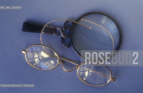 Hand lens and glasses of Italian writer Grazia Deledda / Lente dingrandimento e occhiali della scrittrice Grazia Deledda  - ©Marcello Mencarini/Rosebud2