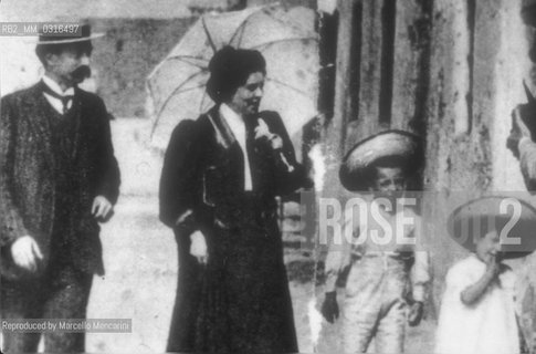 Italian writer Grazia Deledda with her husband Palmiro Madesani and their sons / La scrittrice Grazia Deledda con suo marito Palmiro Madesani e i figli - Reproduced by Marcello Mencarini
/Rosebud2