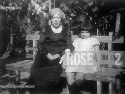 Italian writer Grazia Deledda and her granddaughter / La scrittrice Grazia Deledda con la nipote  - Reproduced by Marcello Mencarini
/Rosebud2