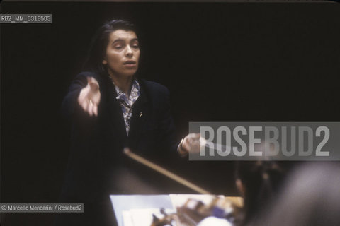 Milan, 1992. Italian conductor Carla Delfrate performing a rehearsal / Milano, 1992. Il direttore dorchestra Carla Delfrate durante una prova - ©Marcello Mencarini/Rosebud2