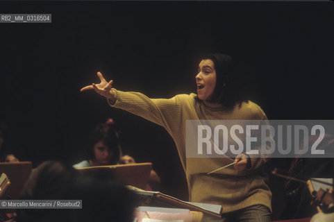 Milan, 1992. Italian conductor Carla Delfrate performing a rehearsal / Milano, 1992. Il direttore dorchestra Carla Delfrate durante una prova - ©Marcello Mencarini/Rosebud2